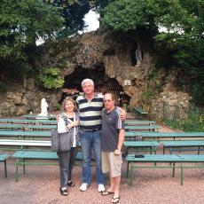 Na réplica da gruta de Lourdes, em Nevers