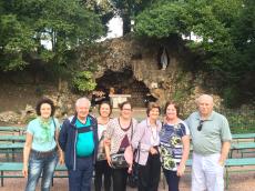 Na réplica da gruta de Lourdes, em Nevers