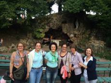 Na réplica da gruta de Lourdes, em Nevers
