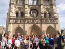 Grupo na Catedral Notre Dame. 