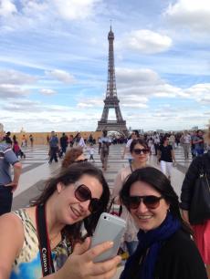 Com a Torre Eiffel. 