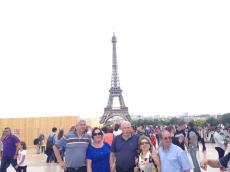 Com a Torre Eiffel. 