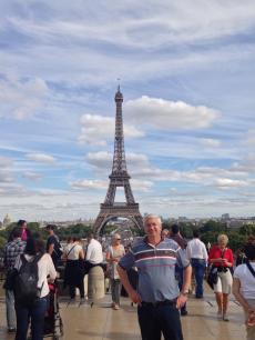 Com a Torre Eiffel. 