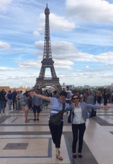 Com a Torre Eiffel. 