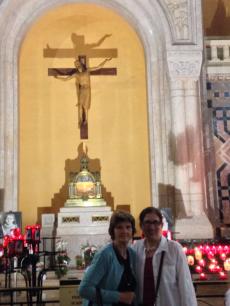 Visitando a Basílica de Santa Teresinha do Menino Jesus, em Lisieux. 