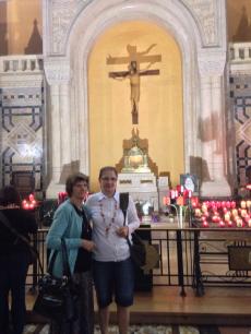 Visitando a Basílica de Santa Teresinha do Menino Jesus, em Lisieux. 