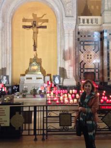 Visitando a Basílica de Santa Teresinha do Menino Jesus, em Lisieux. 