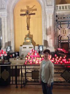 Visitando a Basílica de Santa Teresinha do Menino Jesus, em Lisieux. 