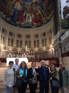 Visitando a Basílica de Santa Teresinha do Menino Jesus, em Lisieux. 