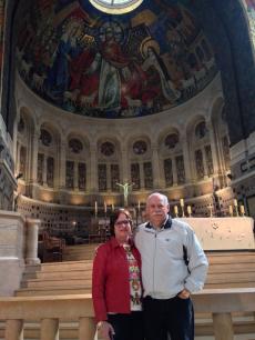 Visitando a Basílica de Santa Teresinha do Menino Jesus, em Lisieux. 