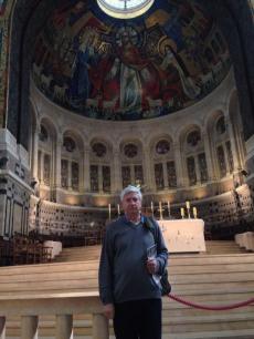 Visitando a Basílica de Santa Teresinha do Menino Jesus, em Lisieux. 