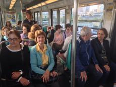 Hoje passeamos de metrô. 