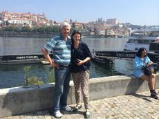 Com a vista do Bairro da Ribeira, no Porto