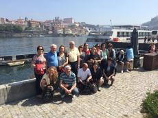 Com a vista do Bairro da Ribeira, no Porto