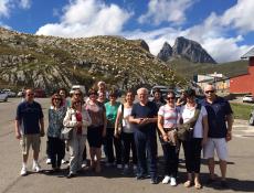 Na fronteira Espanha e França, no alto dos Pirineus, nós e um rebanho de ovelhas