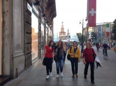 Caminhando para ver a Duomo de Milão.