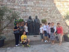 Com a estátua dos pais de São Francisco. 