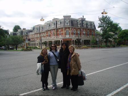 Em frente ao Prince of Wales Hotel em Niágara on The Lake.
