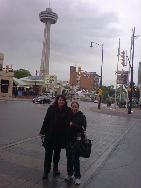 Marisa e Ivanira em frente a torre de Niágara.