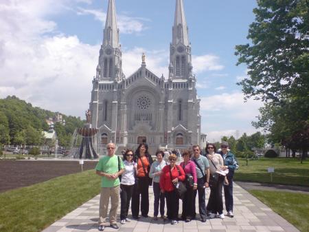 Passageiros em frente ao Santuário de Sant'Ana em Quebec.