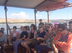 Participantes da Missa no barco. 