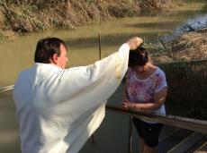 Renovando o batismo no Rio Jordāo. 