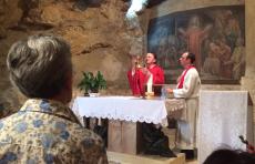 Celebrando na Gruta da Traição de Judas, no Getsemani, em Jerusalém