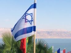 O Mar Morto está entre Israel e a Jordânia. 