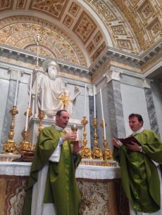 Missa na Basílica de São Paulo, na Capela de São Bento, em Roma. 