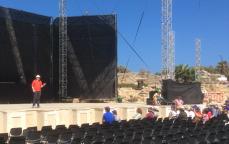 Pe. Ezequiel fazendo uma capelinha no Teatro de Cesarea Marítima