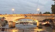 Passeando de barco no Rio Sena em Paris 