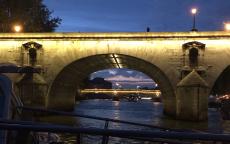 Passeando de barco no Rio Sena em Paris... Já é noite!!!