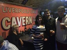 Iuri com Willian e Cris na Cavern em Liverpool