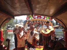 Ajudando os mariachis. 