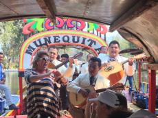 Ajudando os mariachis. 