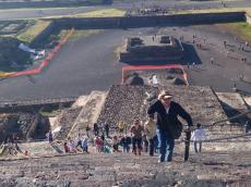 Subindo a pirâmide do Sol em Teotihuacan. 