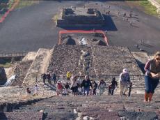 Subindo a pirâmide do Sol em Teotihuacan. 