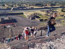 Subindo a pirâmide do Sol em Teotihuacan. 
