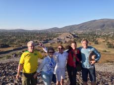 Os sobreviventes! Subimos a pirâmide do Sol em Teotihuacan. 