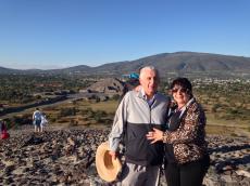 Os sobreviventes! Subimos a pirâmide do Sol em Teotihuacan. 