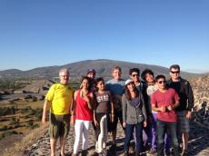 No topo da pirâmide do Sol com um grupo de mexicanos. 