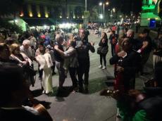 Dançando na Praça Garibaldi com um grupo de mariachis. 