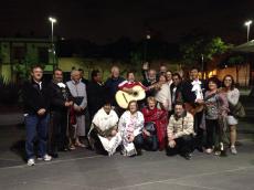 Na Praça Garibaldi com um grupo de mariachis. 