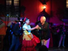 Jantar com show folclórico. 