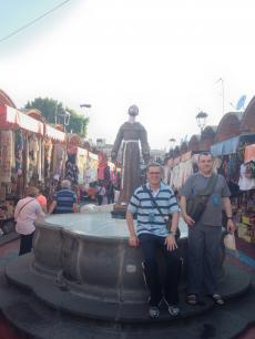 Os freis no mercadinho de Puebla. 