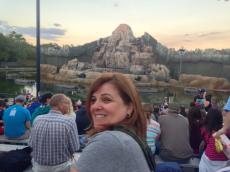 Aguardando para ver o show Fantasmic. 