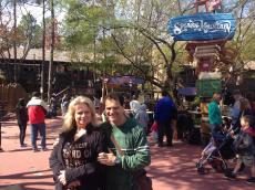 Na entrada da Splash Mountain.