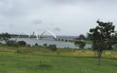 A belíssima Ponte JK sobre o Lago Paranoá, em Brasília