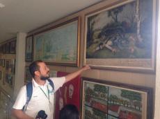 Nosso guia Assis mostrando detalhes da Sala dos Milagres no Santuário 