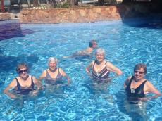 Na piscina.